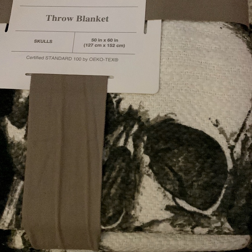 *NWT* Skulls Throw Blanket - Picture 2 of 4